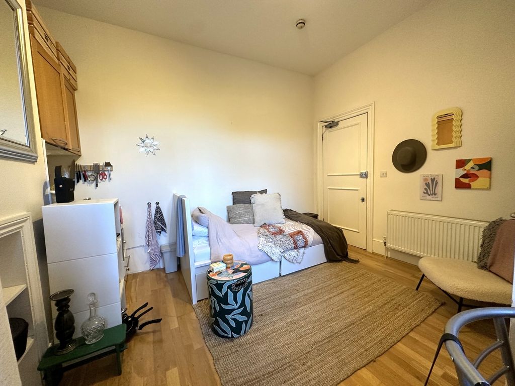 Property photo 3 of 9 Photo 7