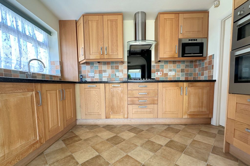 Property photo 3 of 19 Kitchen