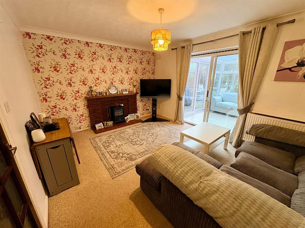 Property photo 3 of 11 Lounge