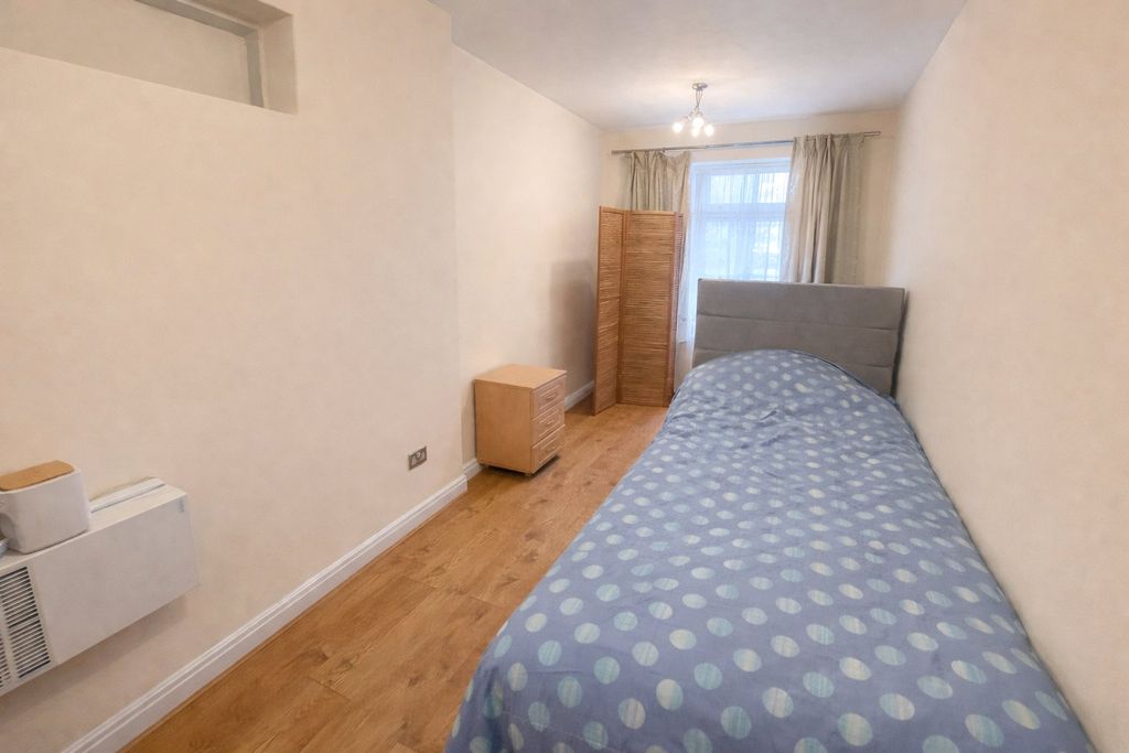 Property photo 3 of 11 Reception / 4th Bed