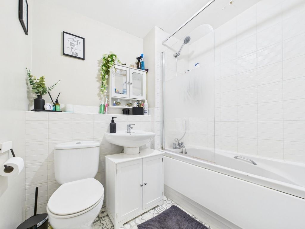 Property photo 2 of 9 Bathroom