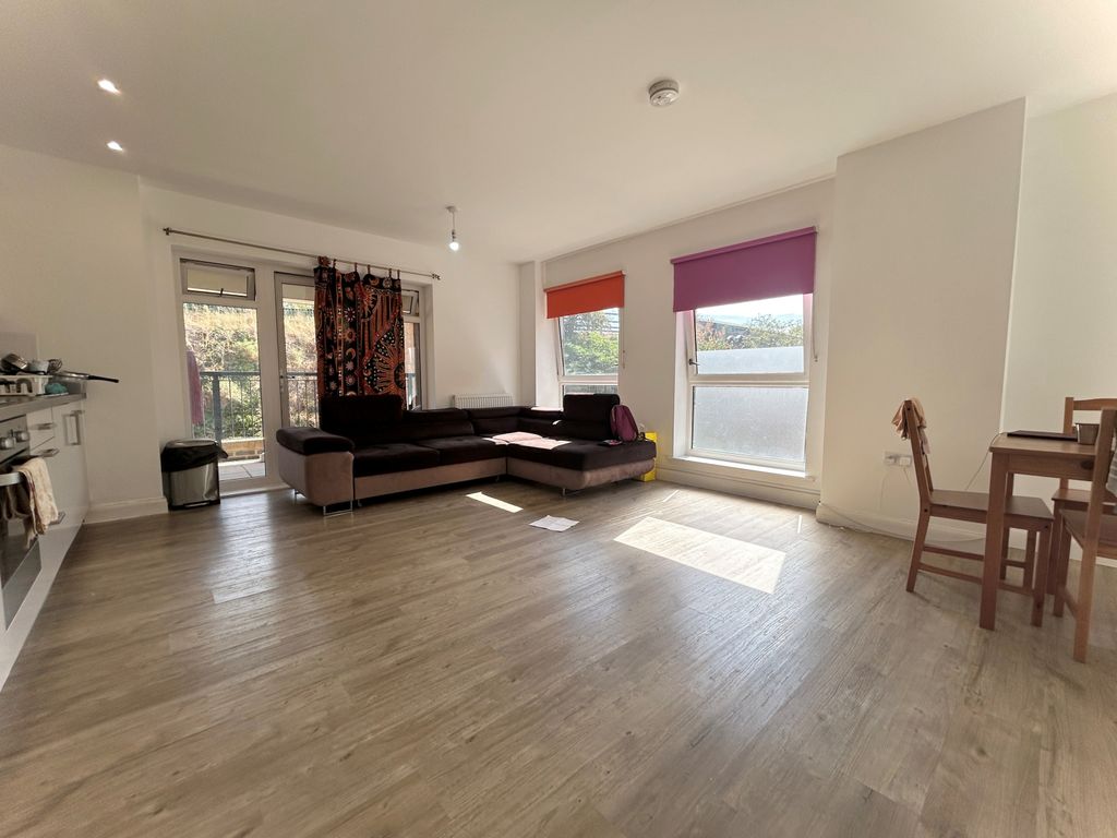 Property photo 1 of 13 2 Bed Flat To Rent London Road, Wallington Sm6