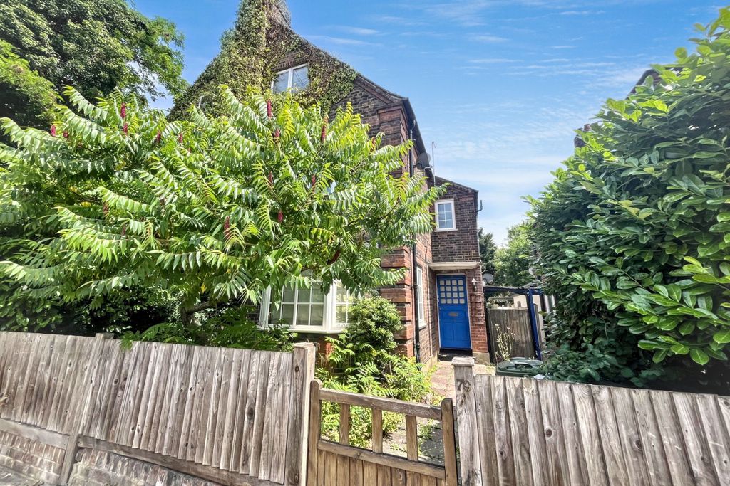 Property photo 2 of 18 79 Valley Road, Streatham, London Sw16 2XL