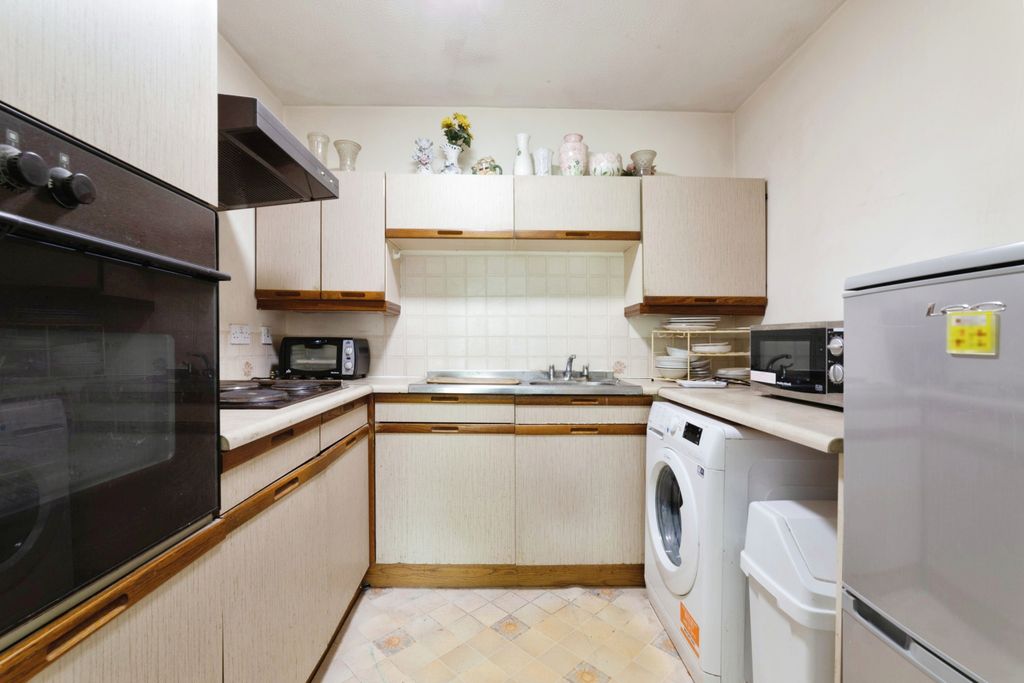 Property photo 3 of 10 Kitchen
