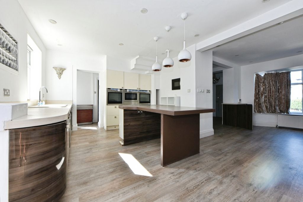 Property photo 3 of 18 Lounge/Kitchen