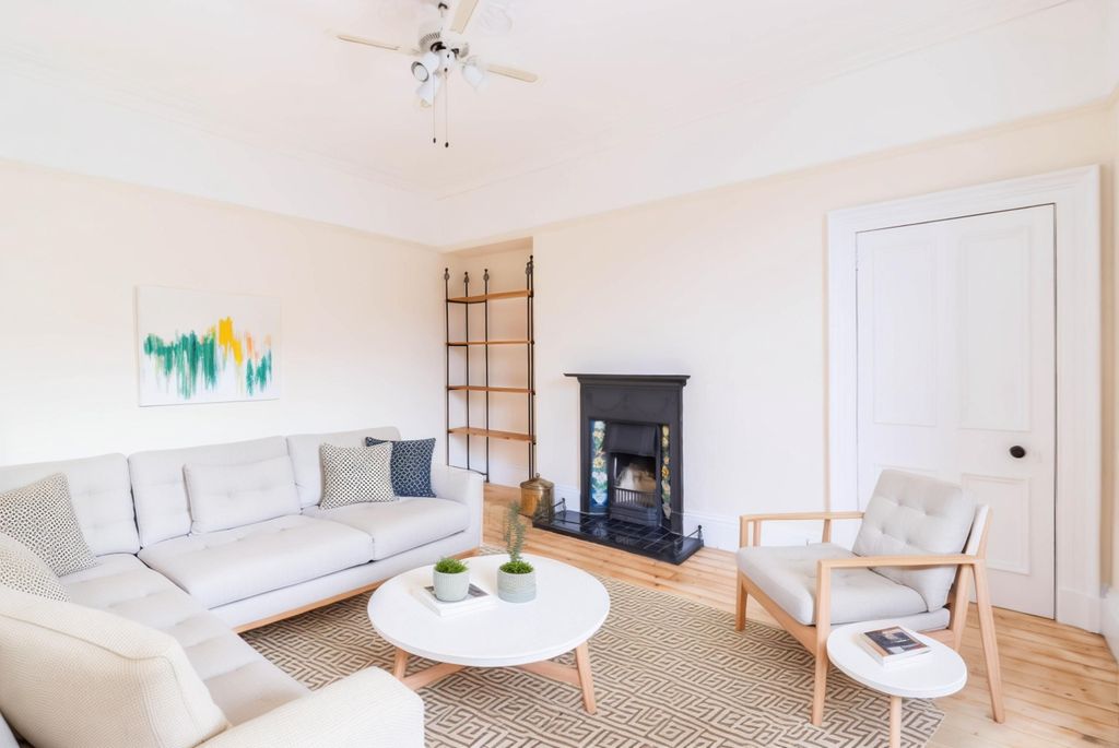 Property photo 2 of 28 Lounge Ai Staged