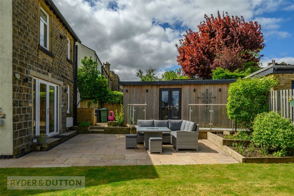 Property photo 2 of 25 Gardens