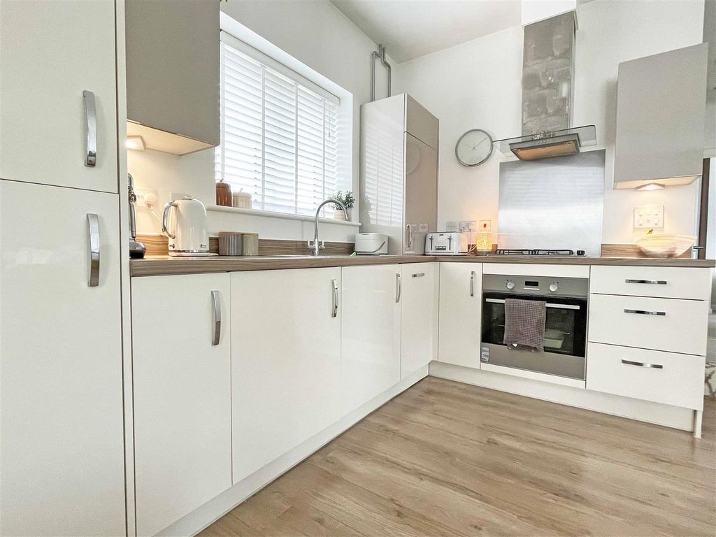 Property photo 3 of 13 Kitchen1.Jpg