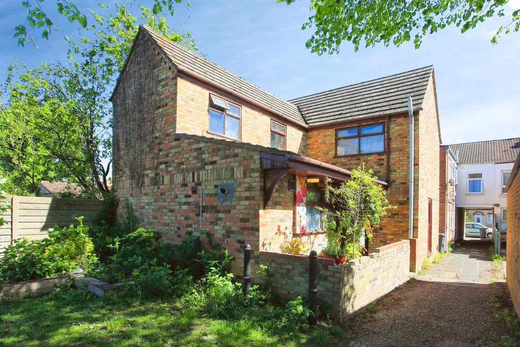 Property photo 2 of 12