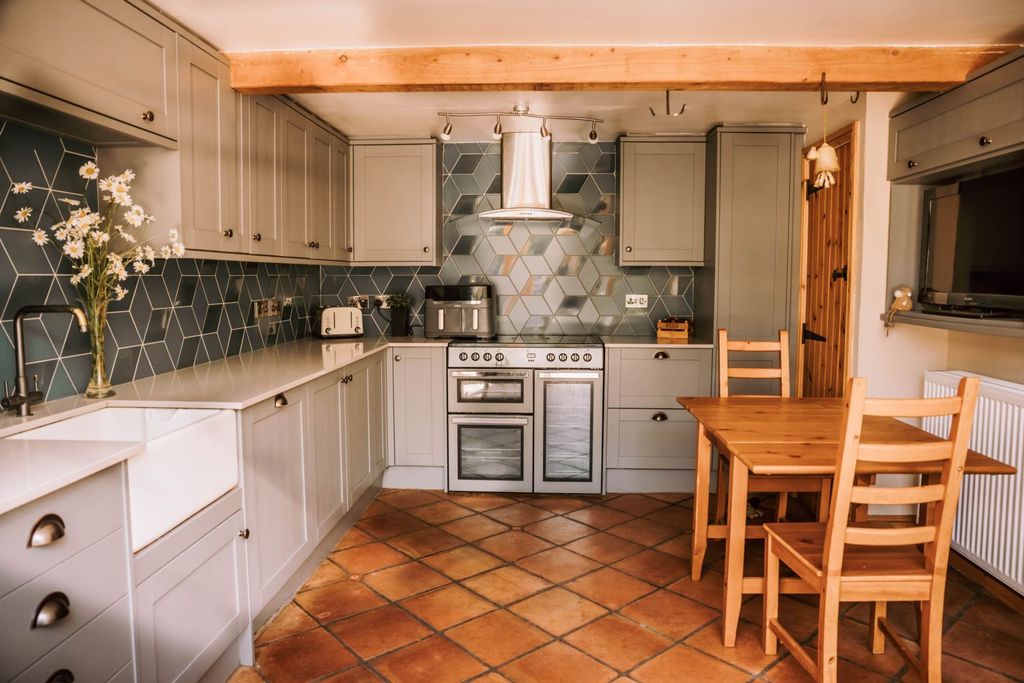 Property photo 1 of 32