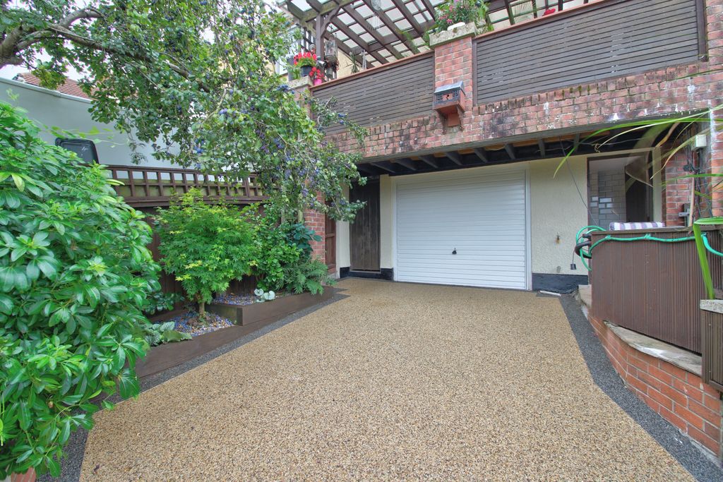 Property photo 3 of 45 64184Bc2-74E6-4B85-B8De-D28B07C45512