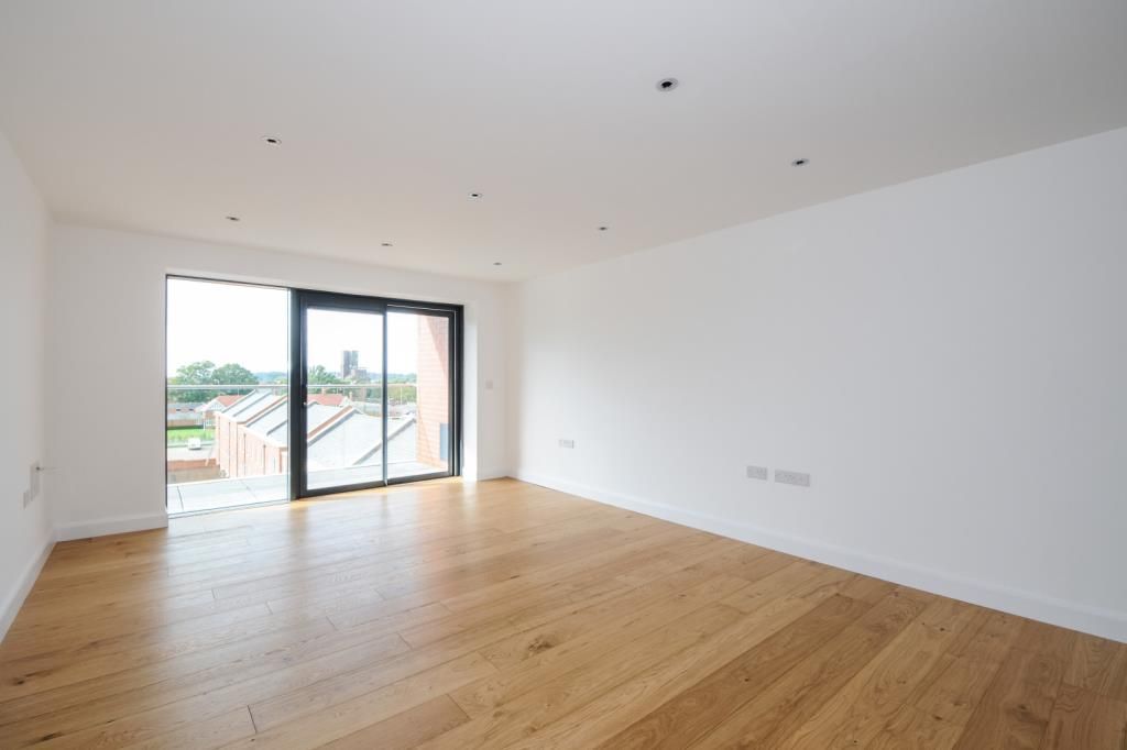 Property photo 3 of 8 Living Space