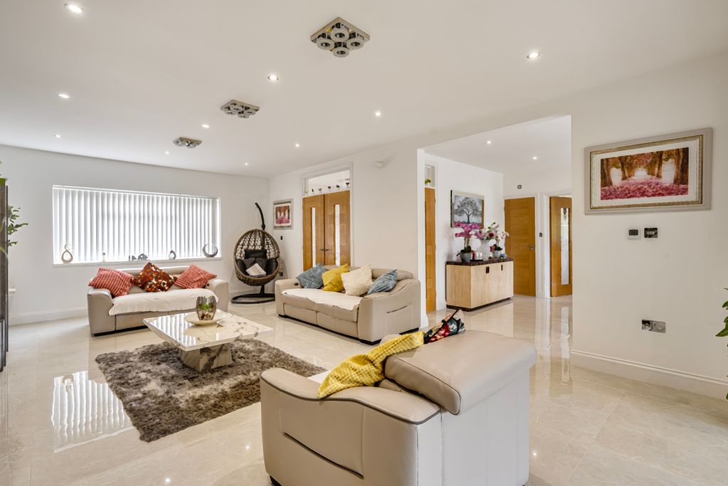 Property photo 2 of 21 Picture No. 18