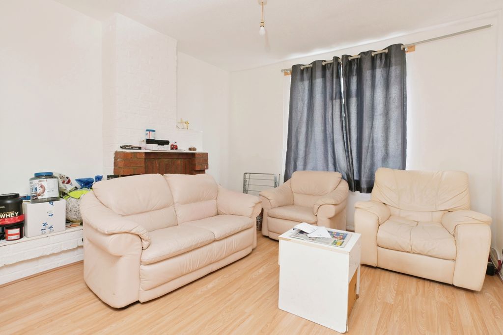 Property photo 2 of 15 Lounge