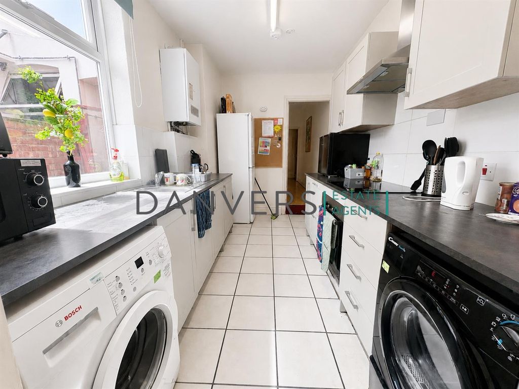 Property photo 1 of 6 Kitchen.Jpg