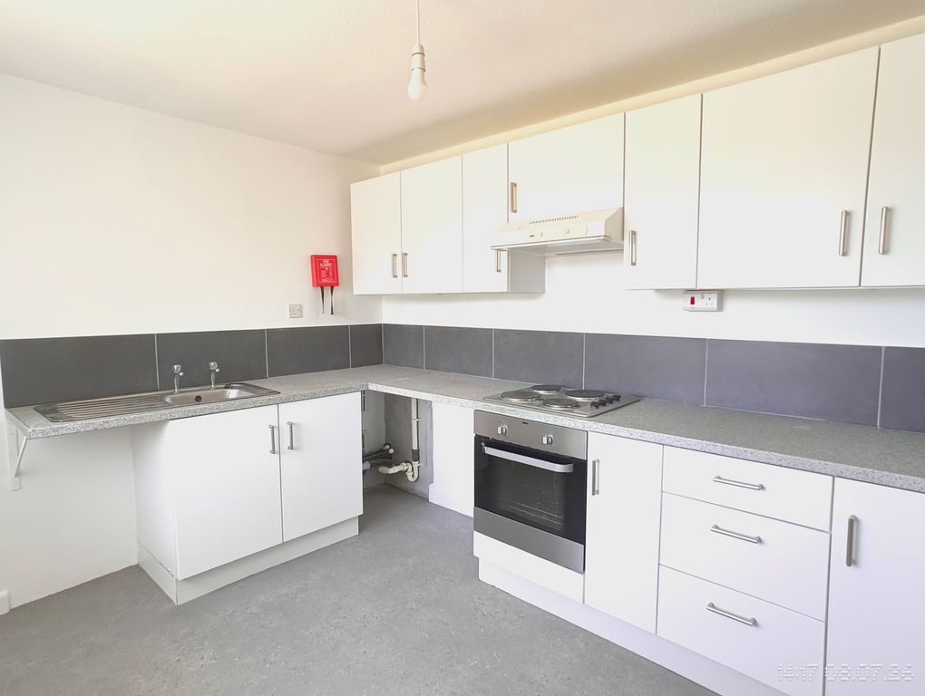 Property photo 3 of 8 Kitchen