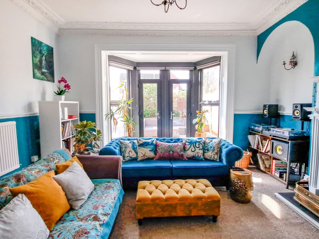 Property photo 3 of 21 Living Room