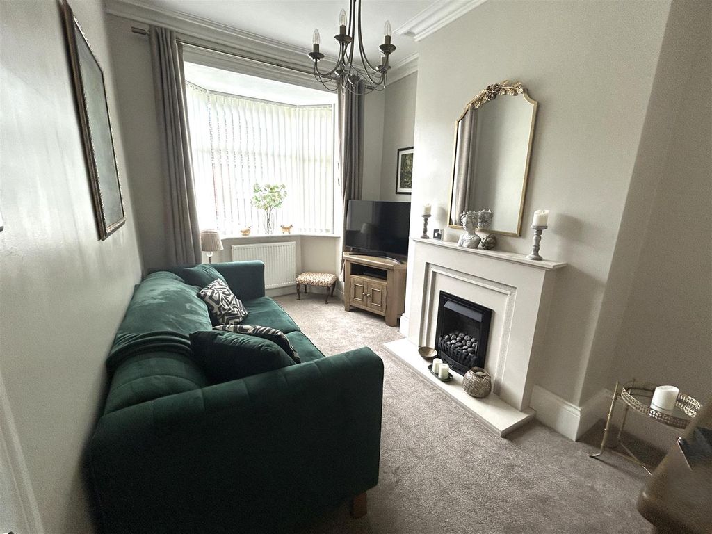 Property photo 3 of 9 Lounge
