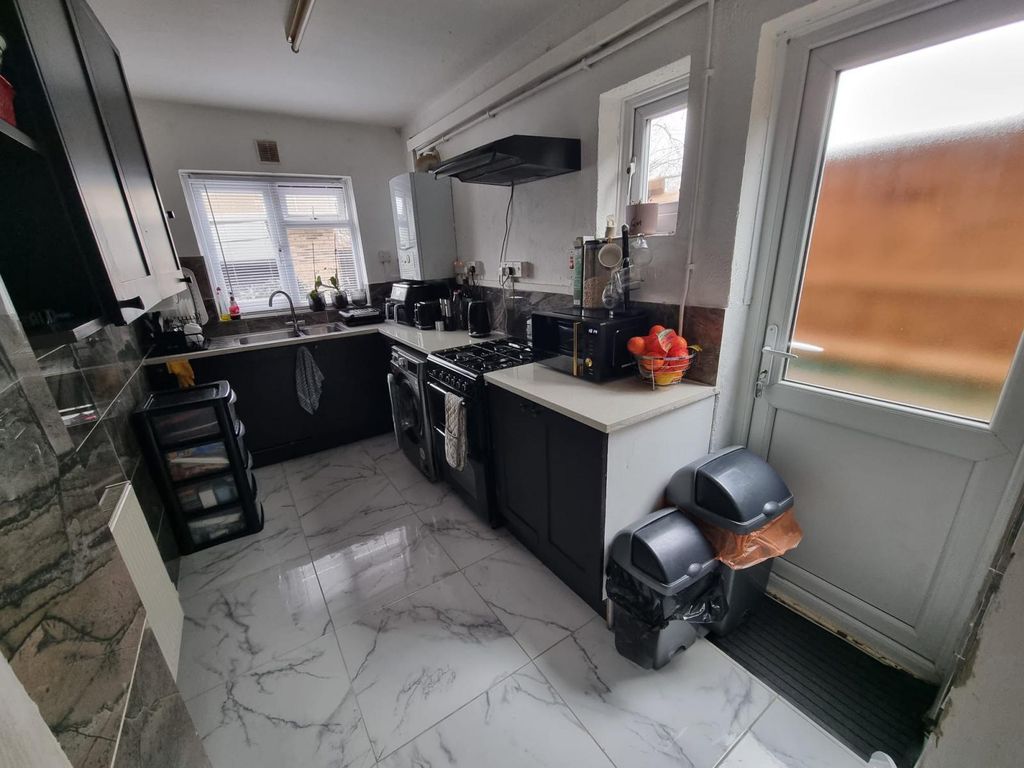 Property photo 1 of 7 Two Bedroom Ground Floor Flat Ideal For Families- 1850 Pcm