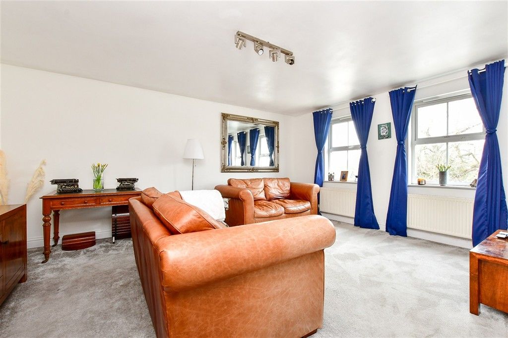 Property photo 2 of 12 Lounge