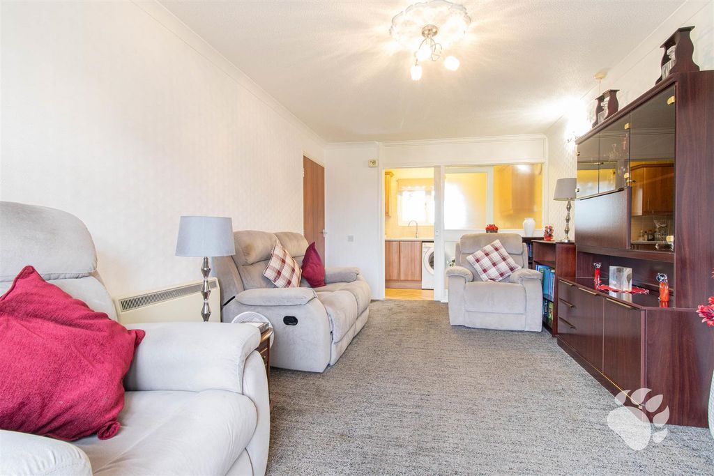 Property photo 3 of 16 Lounge