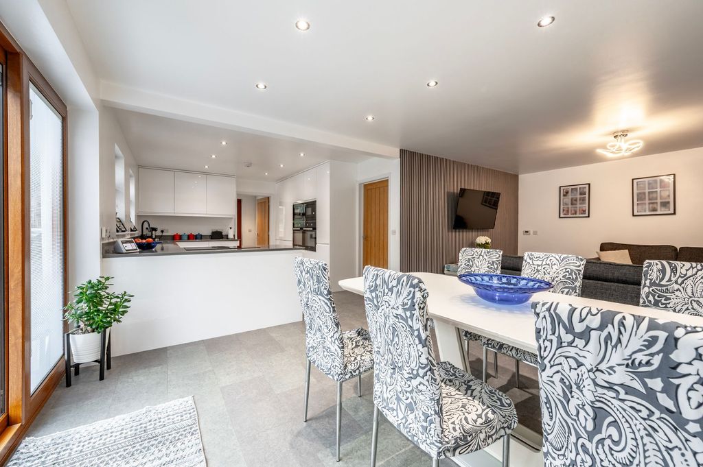 Property photo 2 of 26