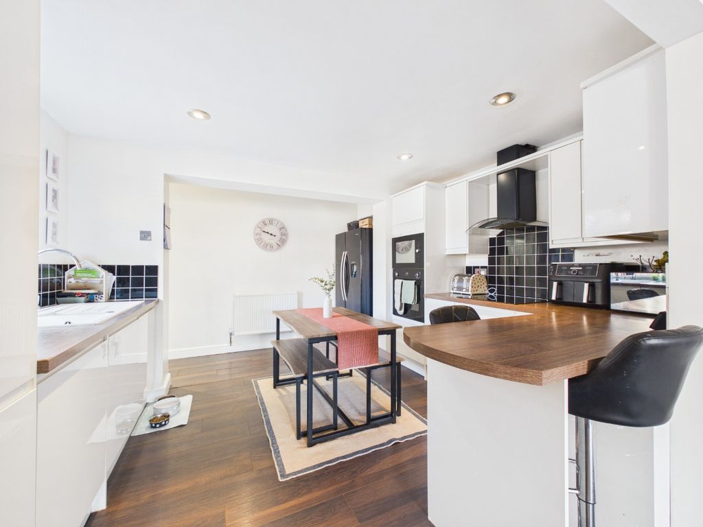 Property photo 3 of 14 3697657