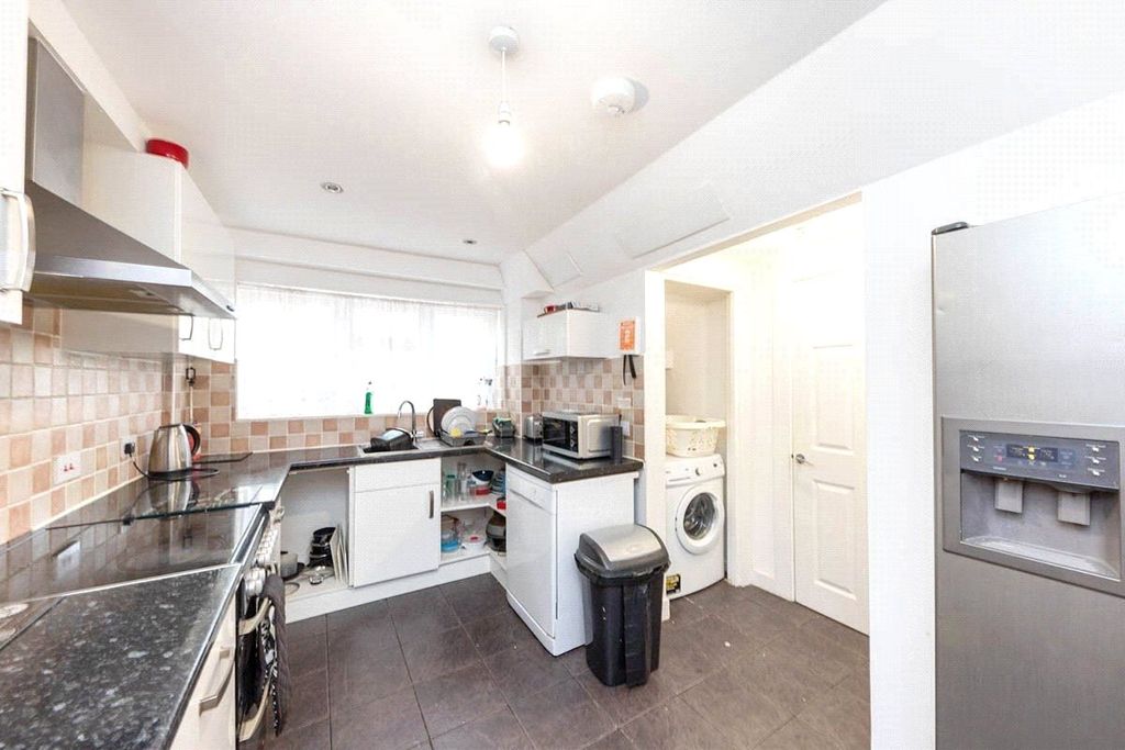 Property photo 3 of 7 Kitchen