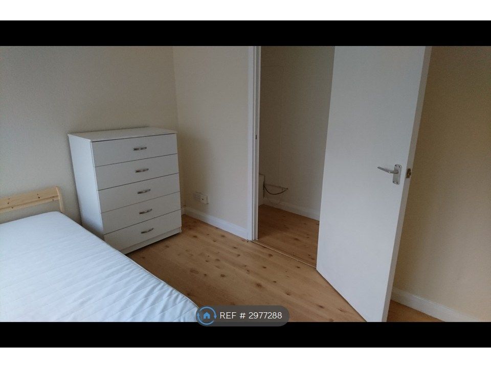 Property photo 3 of 9 Bedroom - Fully Furnished
