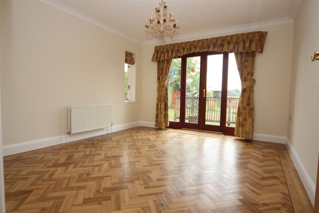 Property photo 2 of 18 Stickens Lane 3.Jpg