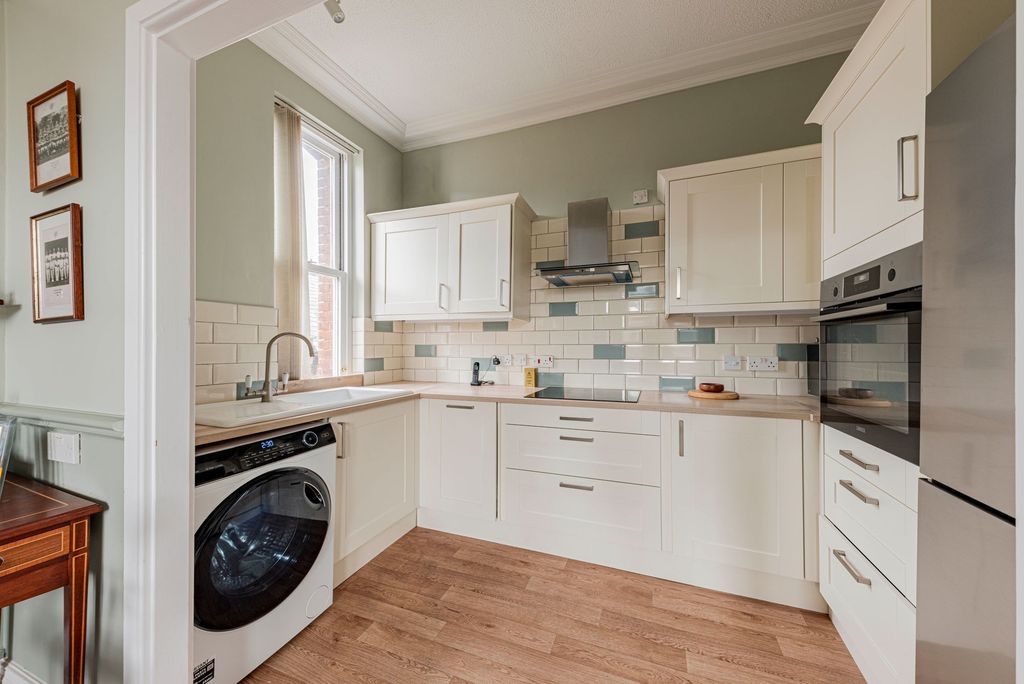 Property photo 3 of 17 Kitchen (1)