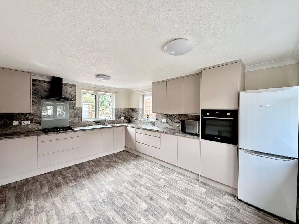 Property photo 3 of 18 Kitchen