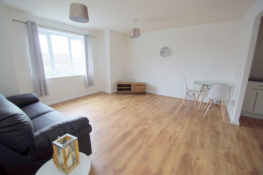 Property photo 3 of 8 Lounge