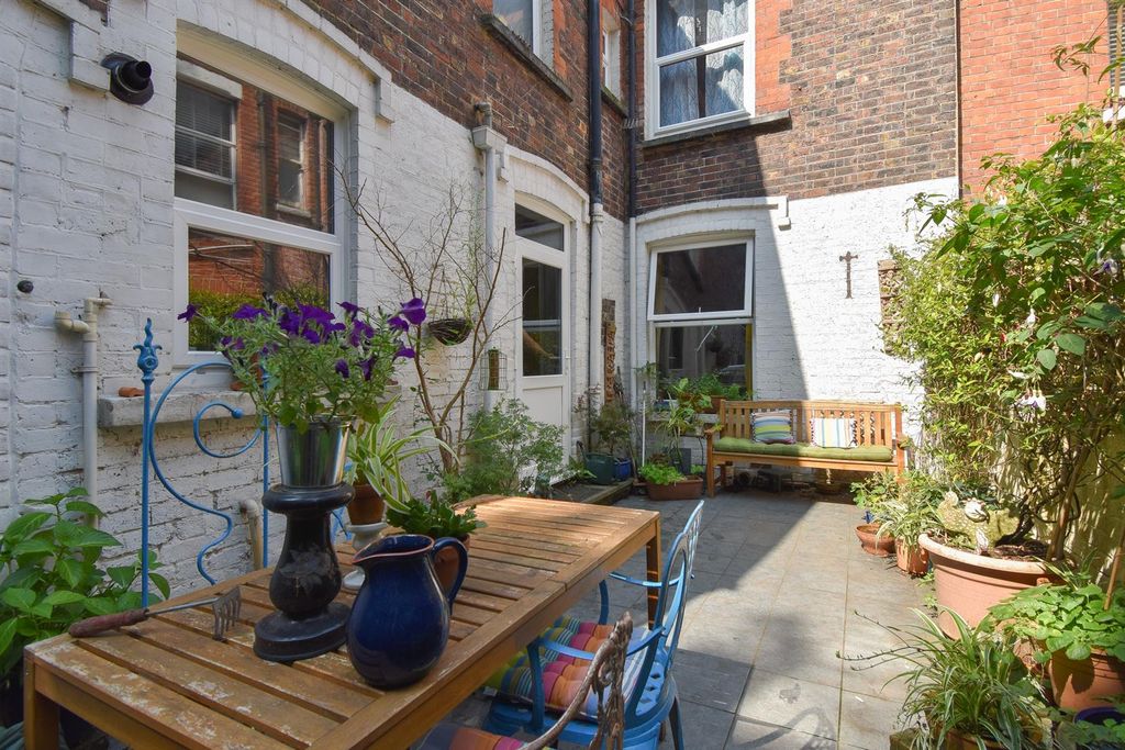 Property photo 3 of 15 Courtyard