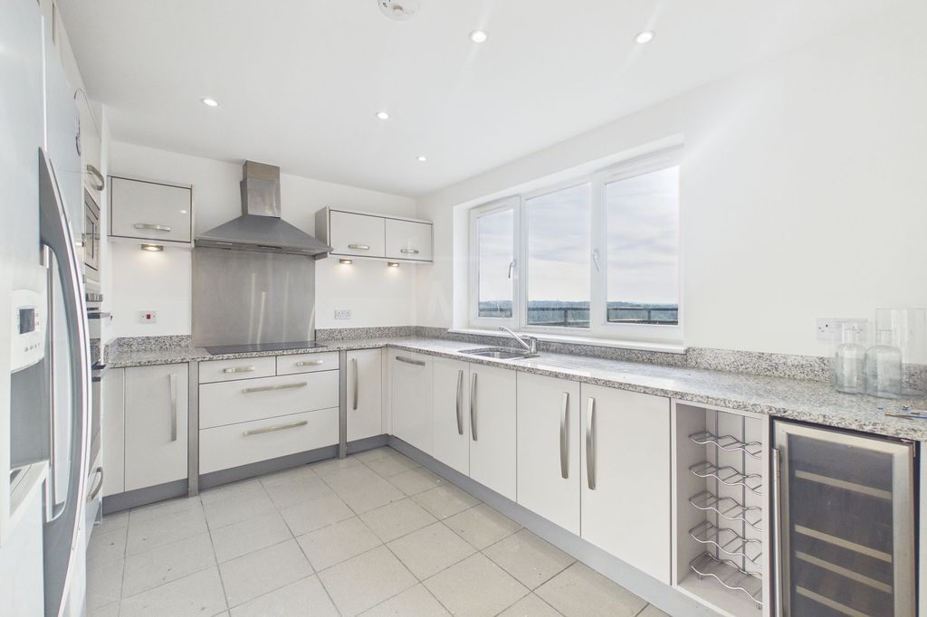 Property photo 3 of 10 Kitchen