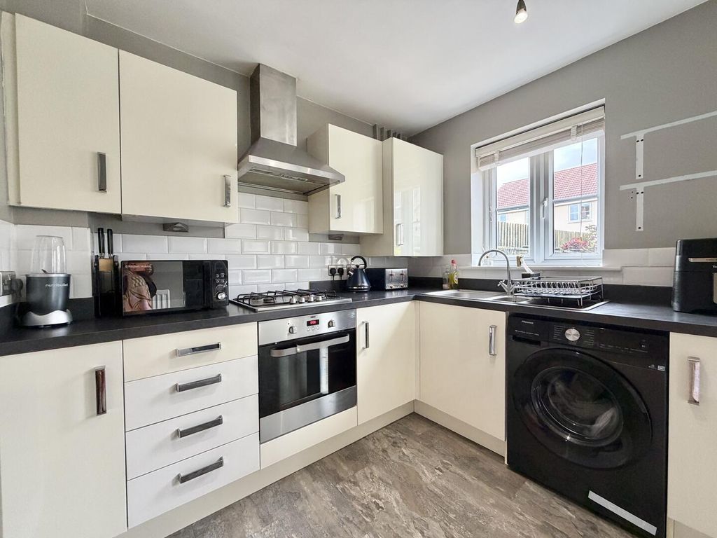 Property photo 3 of 18 Kitchen
