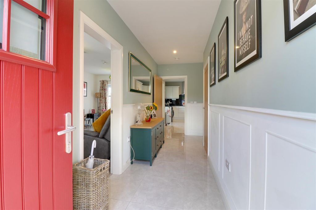 Property photo 2 of 18 Hallway