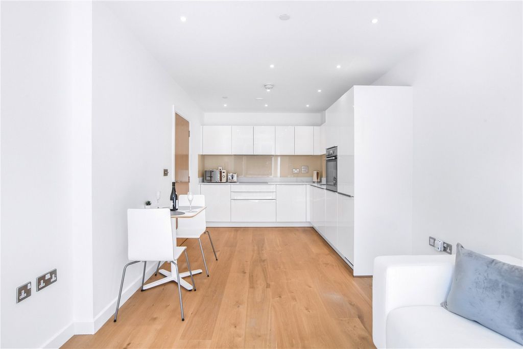 Property photo 2 of 9 Reception/Kitchen
