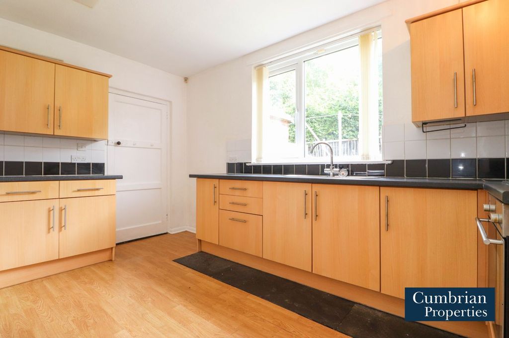 Property photo 2 of 16 Dining Kitchen