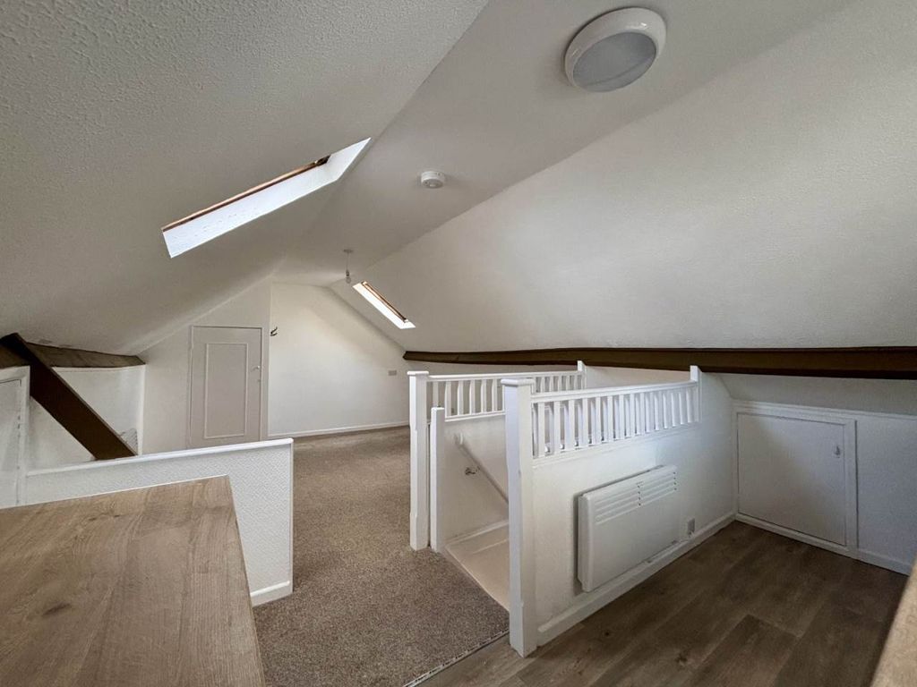 Property photo 1 of 10 Kitchen Lounge