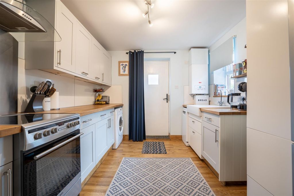 Property photo 3 of 10 Kitchen