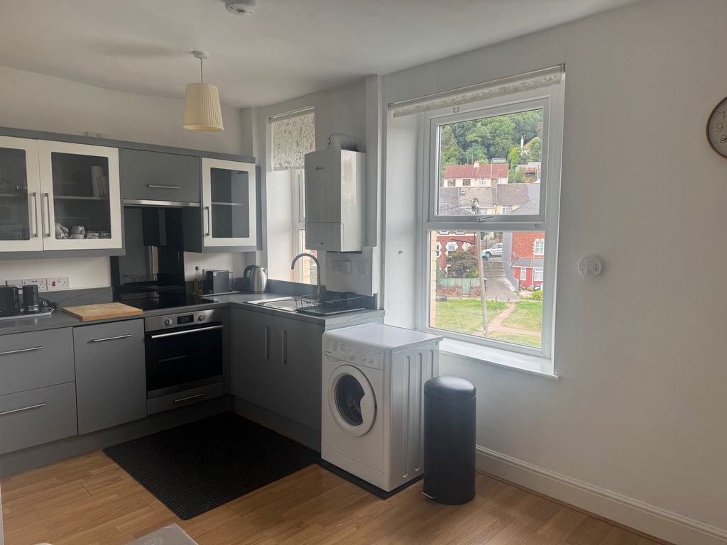 Property photo 1 of 16 Fully Furnished Maisonette Ideal For Resident Doctors