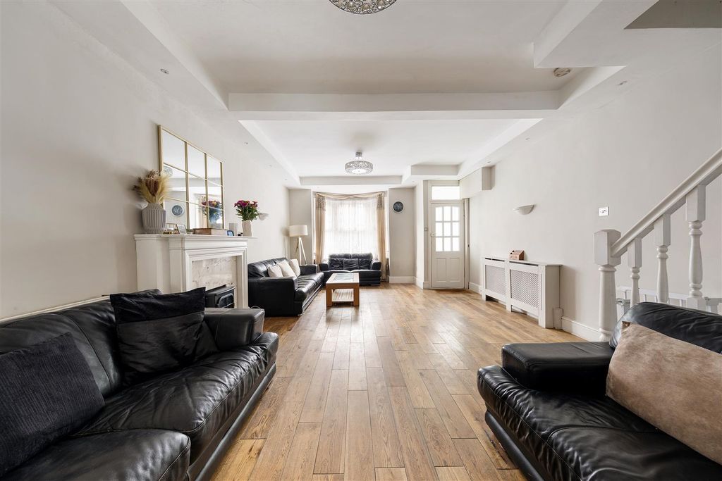 Property photo 2 of 25 Cassiobury Road E17