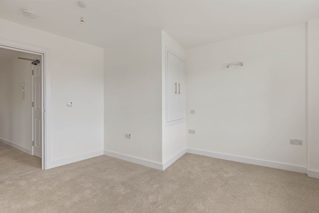 Property photo 3 of 8 Flat 1, 127A Gipsy Hill, Se27 - 3