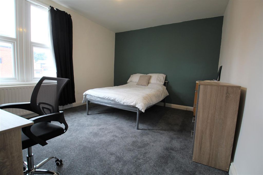 Property photo 3 of 9 Bedroom 1.Jpg