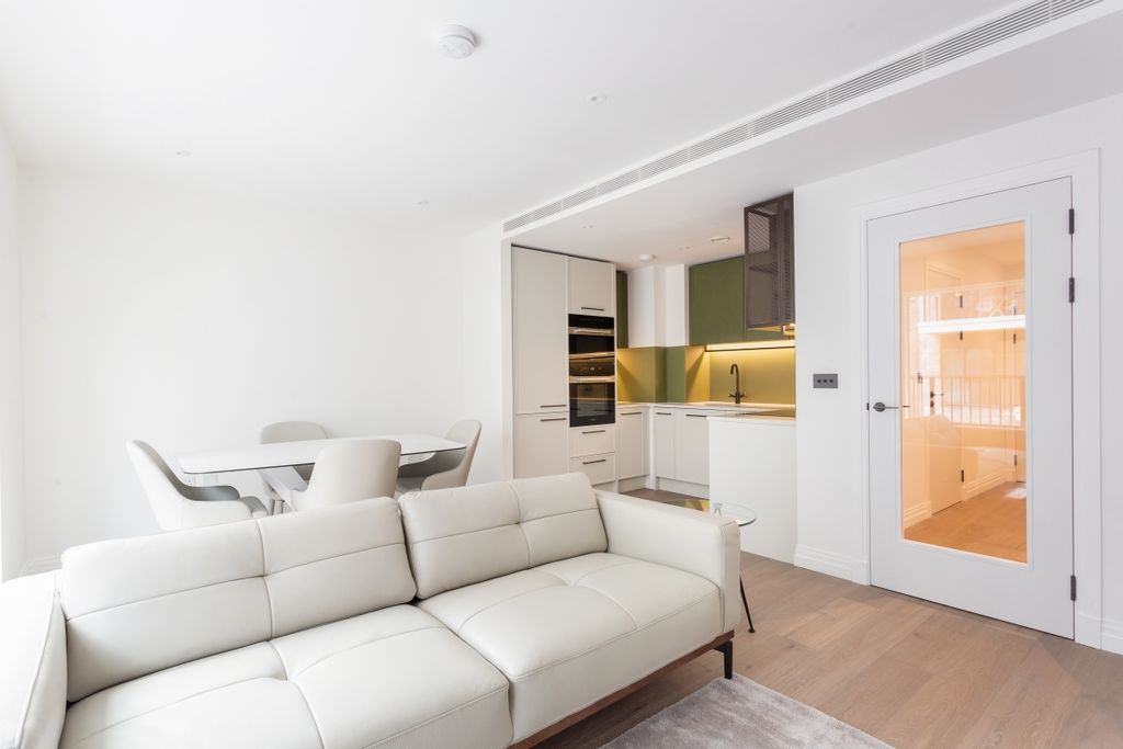 Property photo 2 of 31 Flat 17, Savoy Ho...