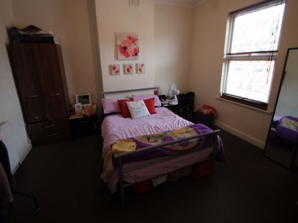 Property photo 2 of 5 Bright Double Bedroom With A Comfortable Double Be...