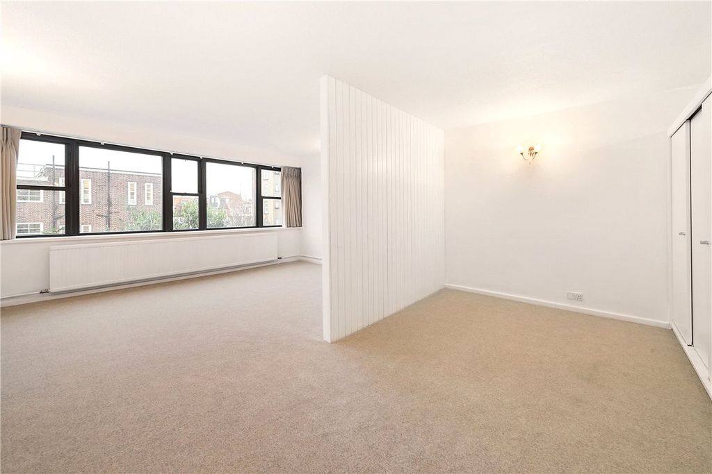 Property photo 3 of 8 Studio Room