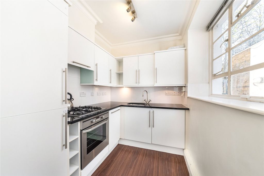 Property photo 3 of 11 Kitchen