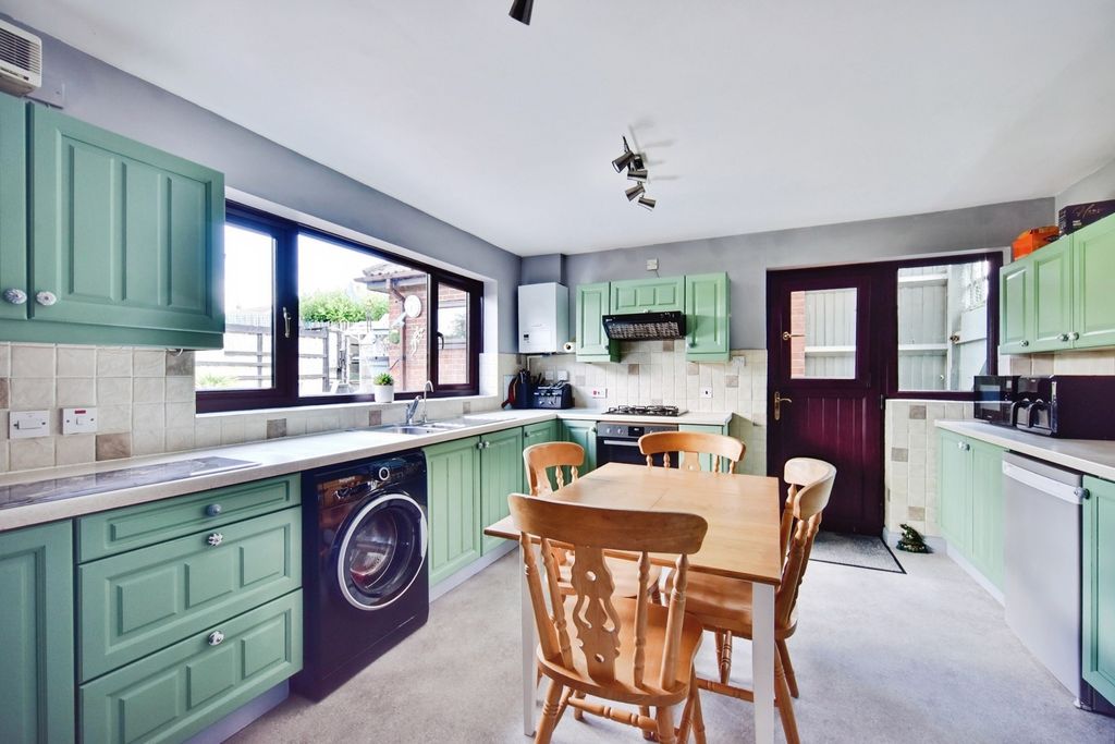 Property photo 2 of 21 Kitchen